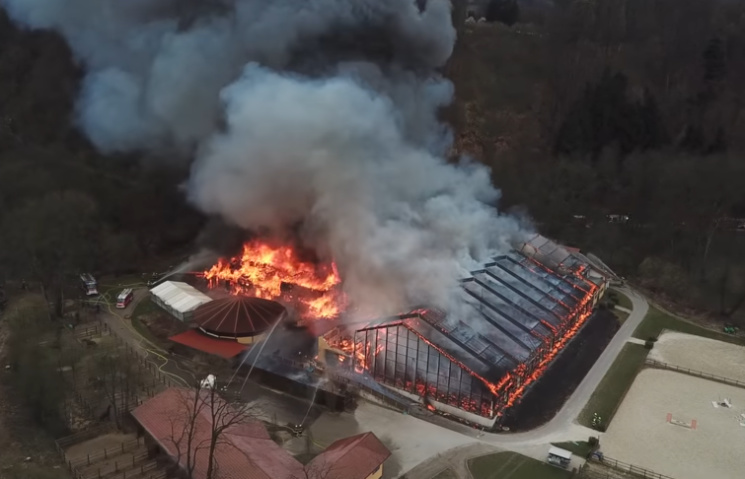 Der verheerende Brand zerstörte große Teile des bekannten Einstell- und Turnierstalls Bergmühle.